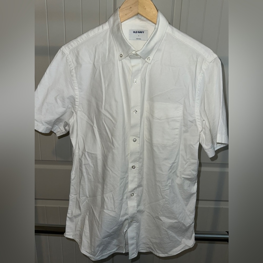 Old navy short sleeve button down shirt. Size medium. Never worn.